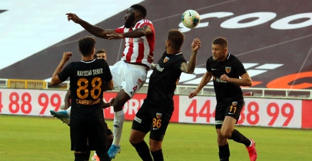 Sivasspor Evinde Kayıp..! Kayserispor'a Altın Değerinde 3 Puan..! (0-2)