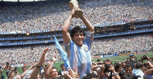Efsane Futbolcu Maradona Hayatını Kaybetti..!
