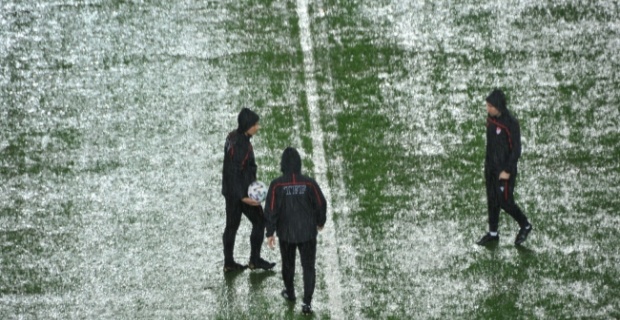 Süper Lig Maçına Yağmur Engeli..!