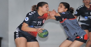 Hentbol U19 Kadınlarda Finalin Adı UKÜ-Esentepe..!